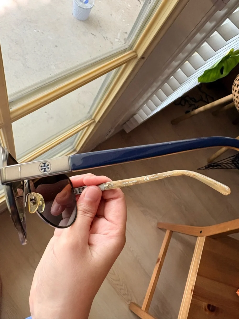 Tory Burch pilot aviator sunglasses. Gunmetal frame w blue/cream. Brown-Lensed - Picture 9 of 12